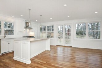 52 Oak St in New Canaan, CT - Building Photo - Building Photo