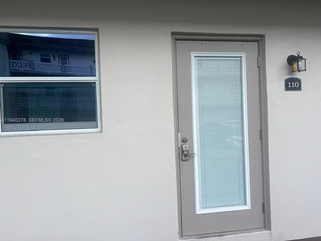 5181 W Oakland Park Blvd in Lauderdale Lakes, FL - Building Photo - Building Photo