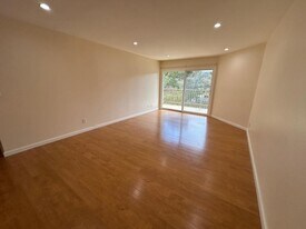 361 Half Moon Ln in Daly City, CA - Building Photo