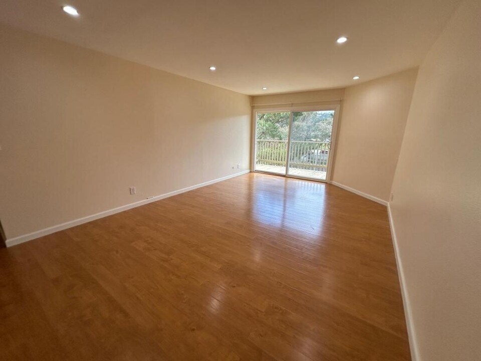 361 Half Moon Ln in Daly City, CA - Building Photo