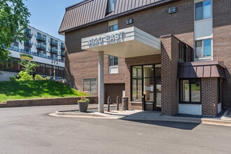 Wolfe Lake Apartments in St. Louis Park, MN - Building Photo - Building Photo