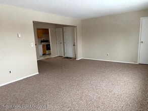 136 N Chestnut St in New Paltz, NY - Foto de edificio - Building Photo