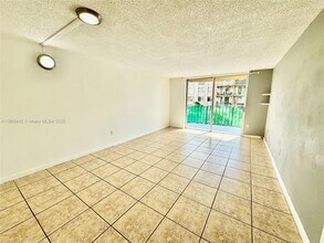 9360 Fontainebleau Blvd in Miami, FL - Building Photo - Building Photo