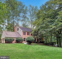 5704 Captain Jones Ct in Fairfax Station, VA - Building Photo