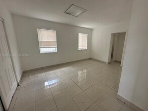 811 NW 101st St in Miami, FL - Building Photo - Building Photo
