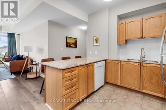 3865 Lake Shore Blvd W in Toronto, ON - Building Photo - Building Photo