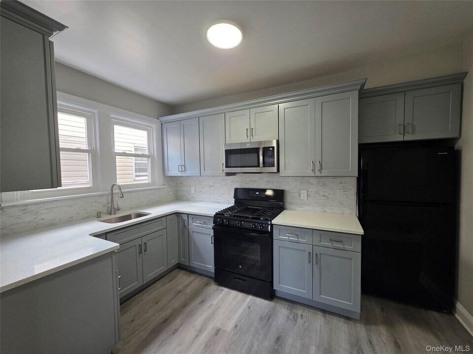 147 Jericho Tpke in Mineola, NY - Building Photo