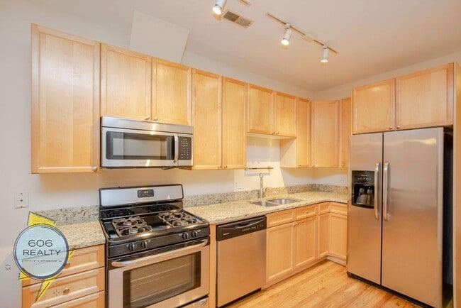 3347 N Clark St, Unit 1NW in Chicago, IL - Building Photo - Building Photo