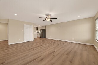 7430 Spencer Hwy in Pasadena, TX - Building Photo - Building Photo