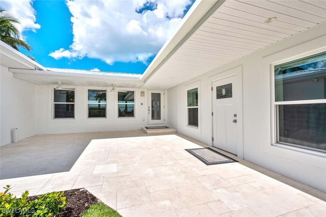 10341 Gulf Shore Dr in Naples, FL - Building Photo