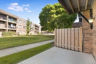 3523 Central Rd, Unit 101 in Glenview, IL - Building Photo - Building Photo