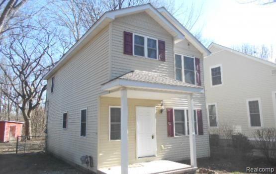2443 Hester Ct in Keego Harbor, MI - Building Photo