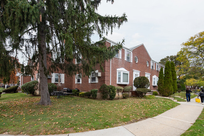 Glen Oaks Village in Glen Oaks, NY - Building Photo - Building Photo