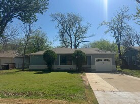 1007 Emery St in Denton, TX - Building Photo
