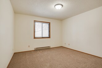 Pine Pointe Apartments in Fargo, ND - Building Photo - Building Photo