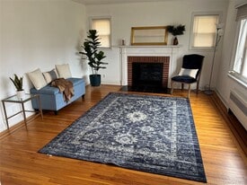 46 Beechwood Ln in North New Hyde Park, NY - Building Photo