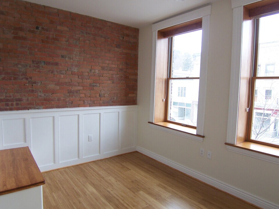 208 N Franklin St, Unit 1 in Watkins Glen, NY - Building Photo