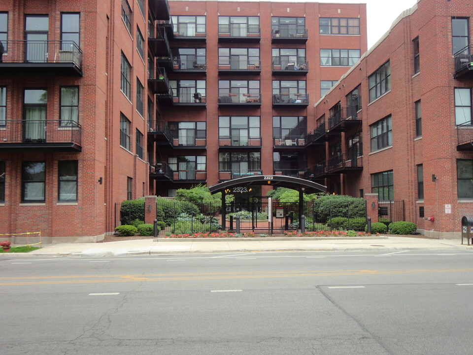 2323 W Pershing Rd in Chicago, IL - Building Photo