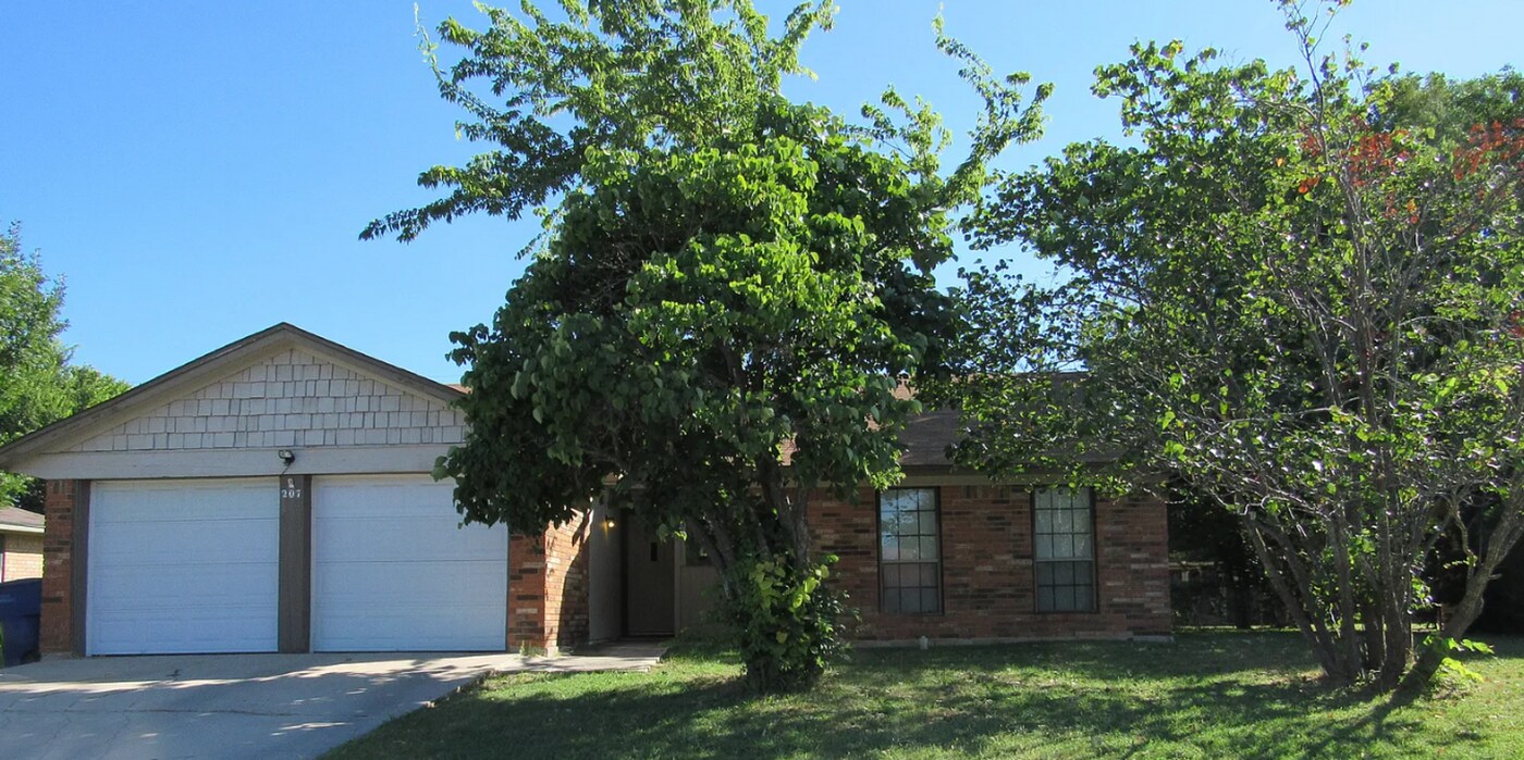 207 E Hogan Dr in Copperas Cove, TX - Building Photo