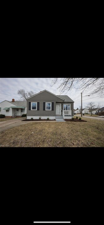 5001 Claremont Blvd in Garfield Heights, OH - Building Photo