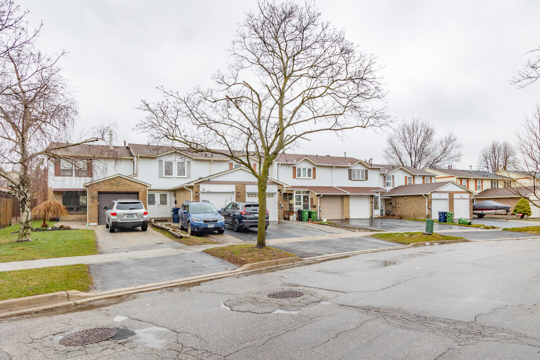 10 Grenbeck Dr in Toronto, ON - Building Photo