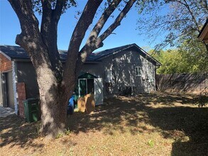 1900 Dauphine Cove in Austin, TX - Foto de edificio - Building Photo