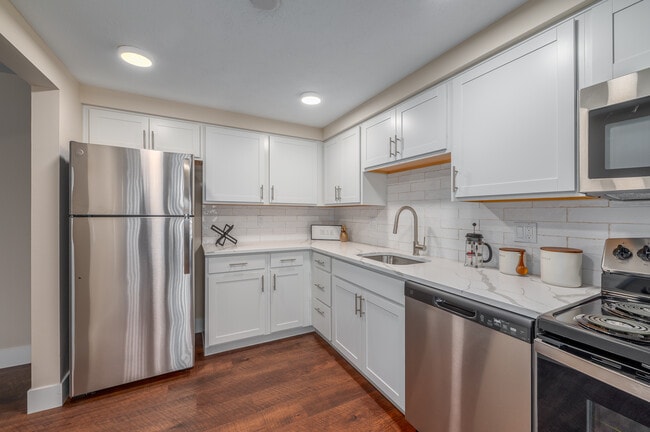 Yorktown Towers in Parma Heights, OH - Foto de edificio - Interior Photo