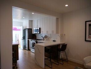 3917 Tilden Ave, Unit Apt B in Culver City, CA - Foto de edificio - Building Photo