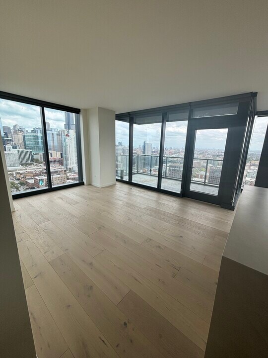 165 N Morgan St, Unit 2710 in Chicago, IL - Building Photo