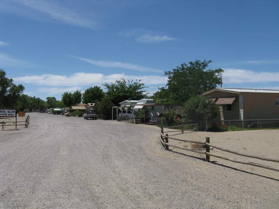 OK Mobile Home Park in Fallon, NV - Foto de edificio