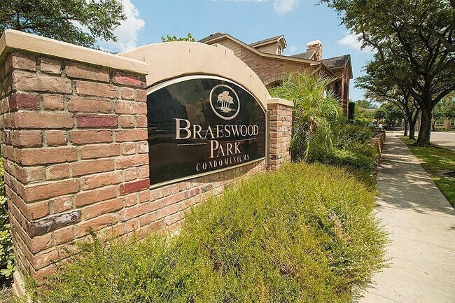 2255 Braeswood Park Dr in Houston, TX - Building Photo - Building Photo