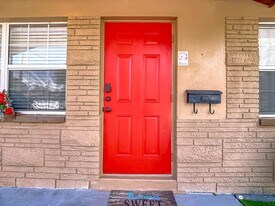 220 Southeast Jefferson Cir N in St. Petersburg, FL - Building Photo