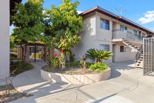 Canfield Lane Apartments in Anaheim, CA - Foto de edificio - Building Photo