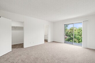 Regency Gardens in Sherman Oaks, CA - Building Photo - Interior Photo