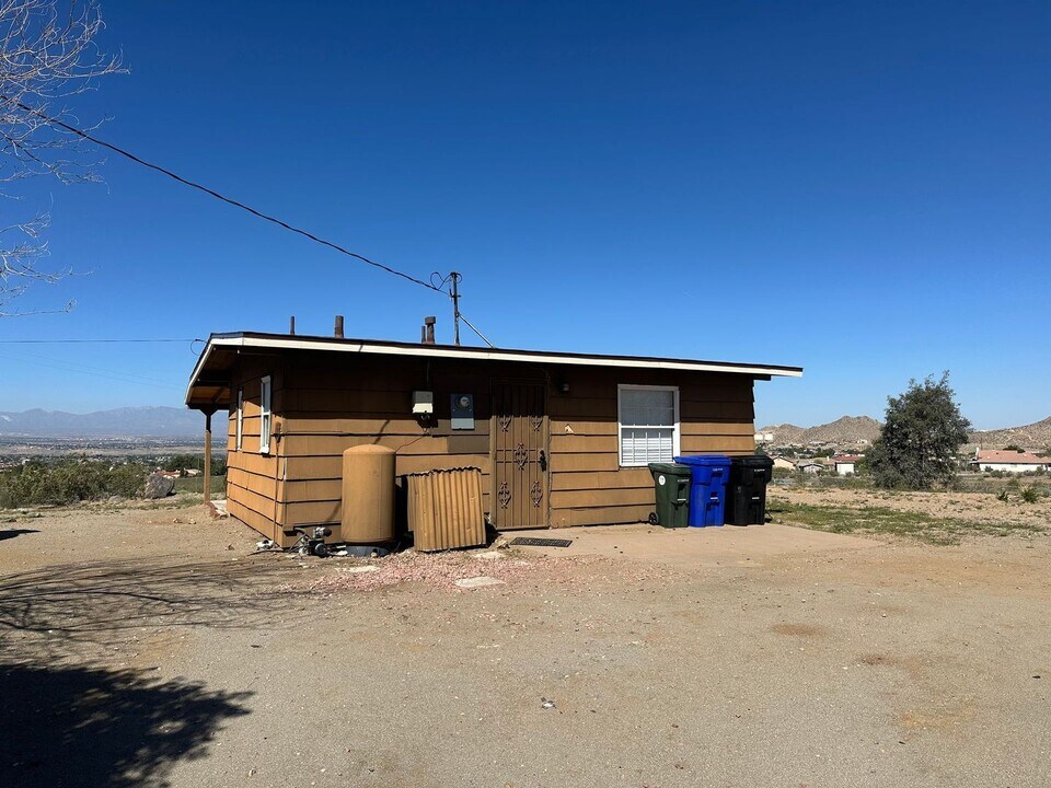 16510 Sylvan Rd in Apple Valley, CA - Building Photo