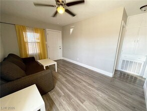 5930 Dodd St in Las Vegas, NV - Foto de edificio - Building Photo