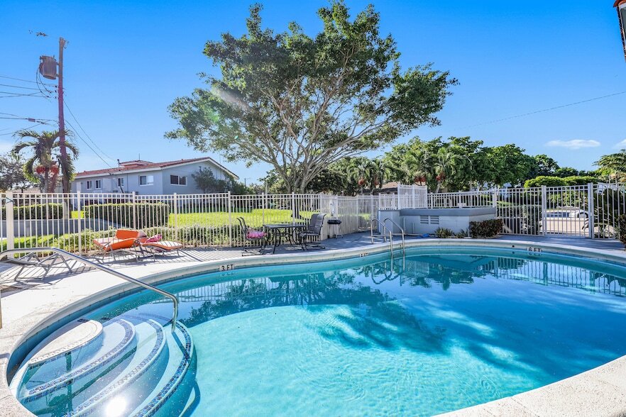 431 W Camino Real in Boca Raton, FL - Building Photo