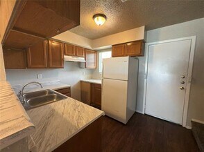 2250 Aspen Dr in Dallas, TX - Building Photo - Building Photo
