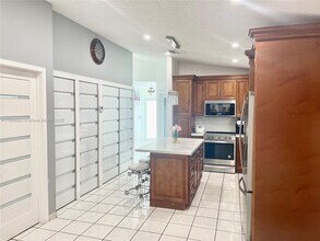 2527 W 71st Pl in Hialeah, FL - Building Photo - Building Photo