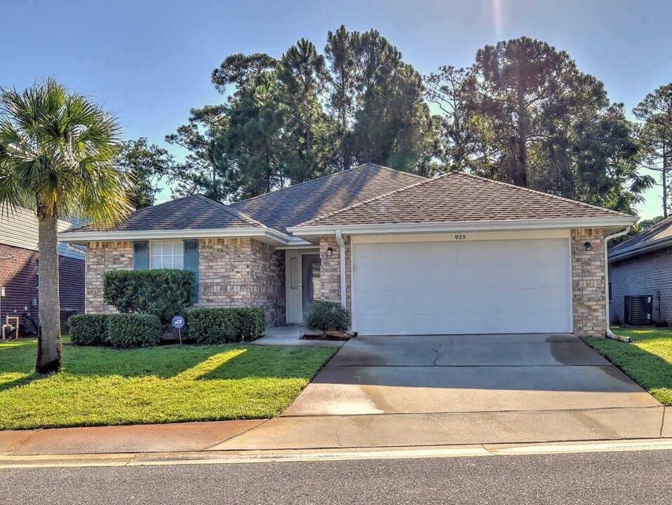 925 Lajolla Ln in Mary Esther, FL - Foto de edificio