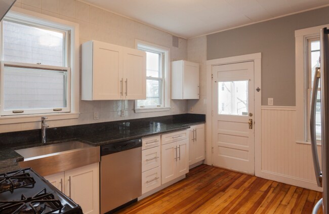 38 Cherry St, Unit 1 in Somerville, MA - Foto de edificio - Building Photo