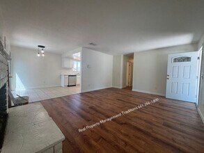 40591 166th St E in Lancaster, CA - Foto de edificio - Building Photo