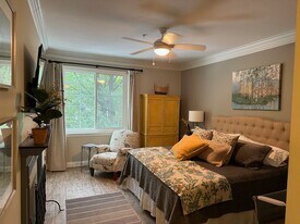 10 E Washington St, Unit 2h in Greenville, SC - Building Photo