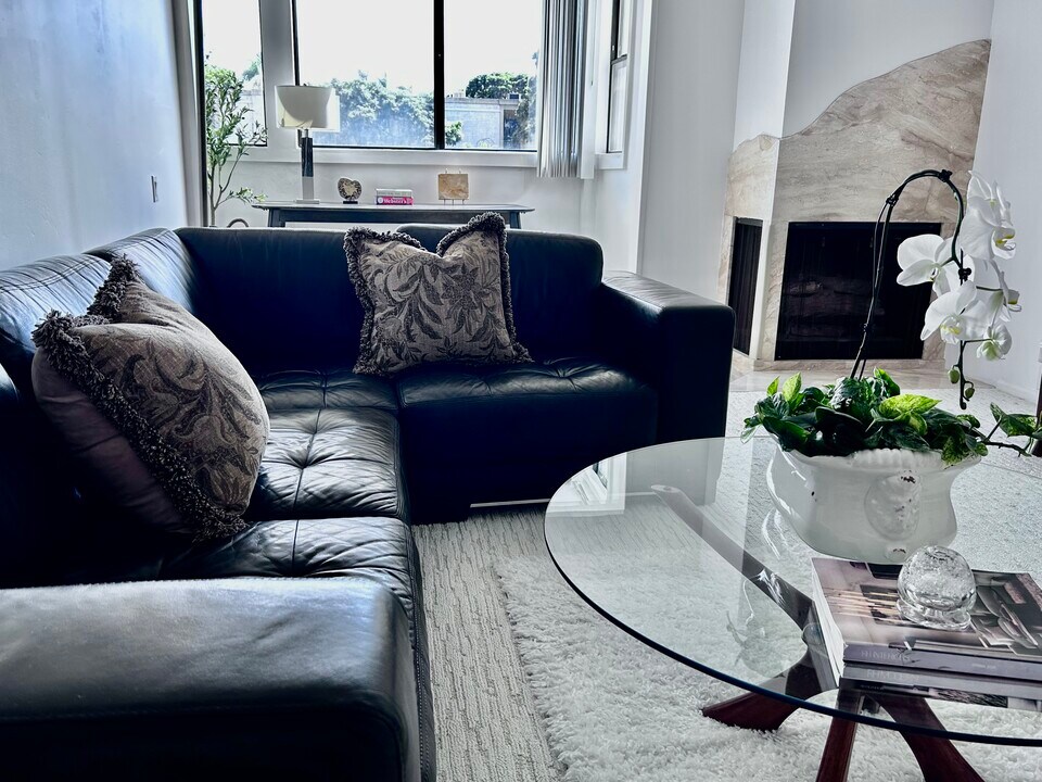 7550 Eads Ave, Unit 7550 Eads Avenue #203 in La Jolla, CA - Foto de edificio
