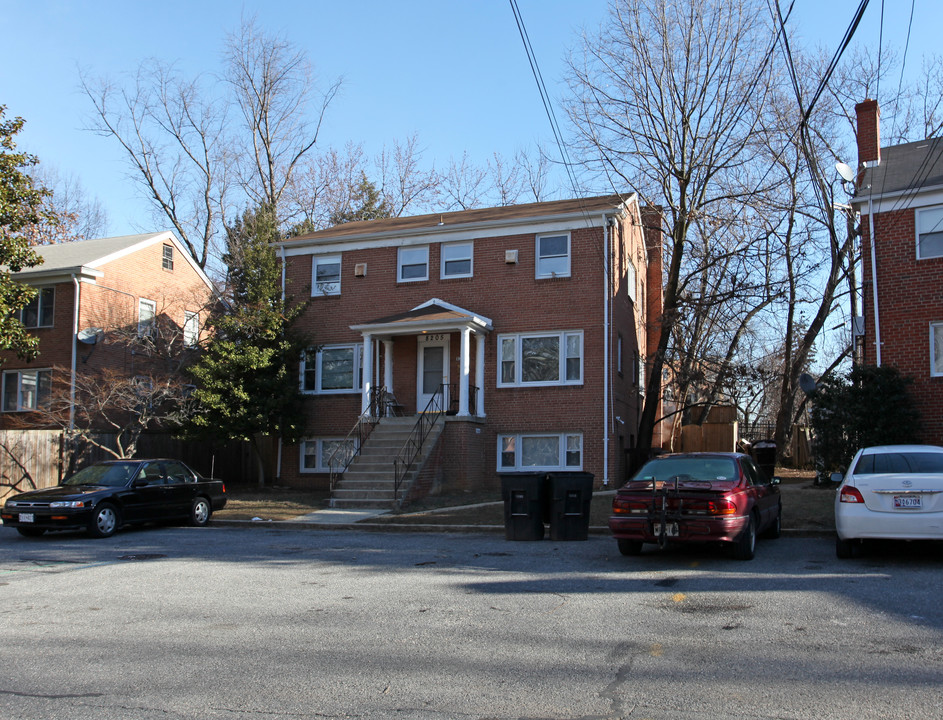 8205 Houston Ct in Takoma Park, MD - Foto de edificio