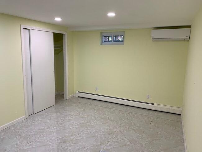 6915 171st St, Unit Basement, 1 Bedroom in Fresh Meadows, NY - Building Photo - Building Photo