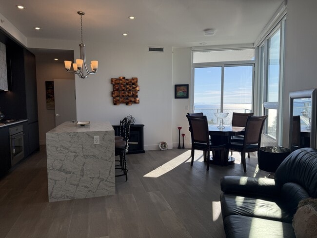 1342 Johnston Rd in White Rock, BC - Building Photo - Building Photo