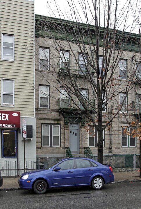 1051 West Side Ave in Jersey City, NJ - Building Photo