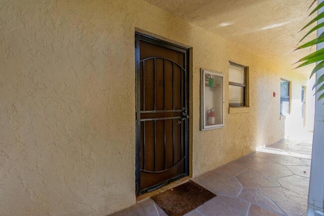 890 N Federal Hwy, Unit 103 in Lantana, FL - Foto de edificio - Building Photo