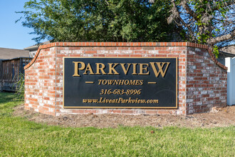 Parkview Villas in Wichita, KS - Foto de edificio - Building Photo